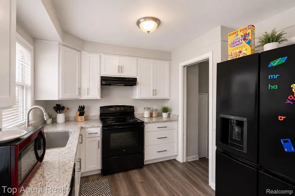24610 Adlai Avenue Eastpointe City, MI 48021