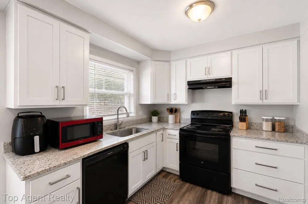 24610 Adlai Avenue Eastpointe City, MI 48021