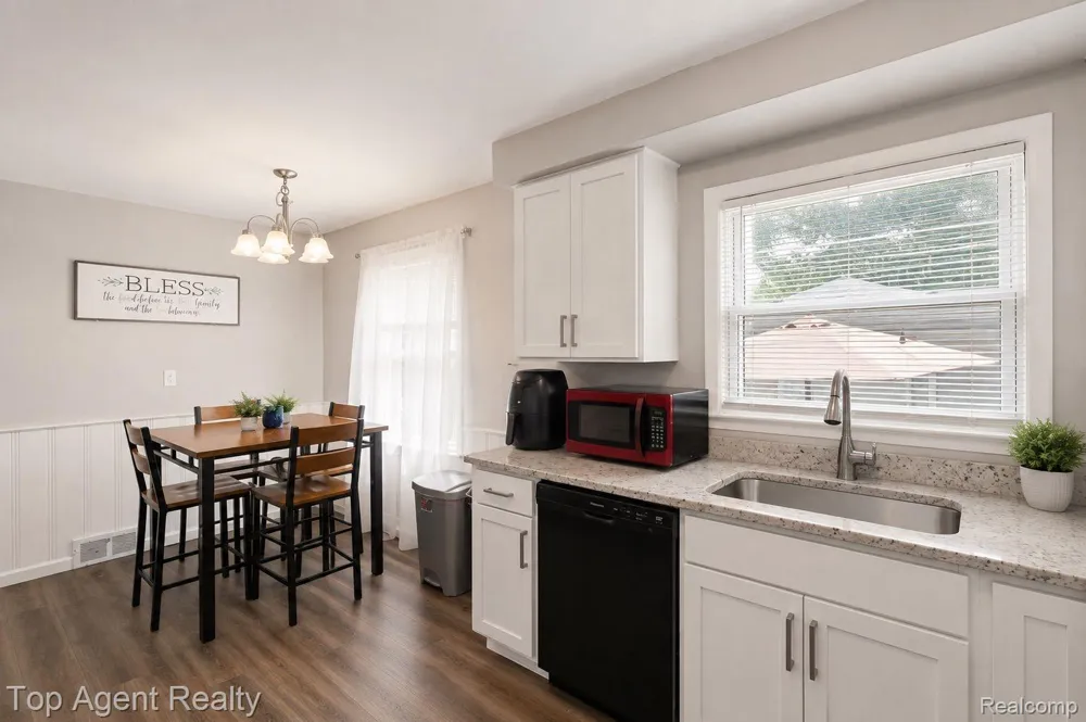 24610 Adlai Avenue Eastpointe City, MI 48021
