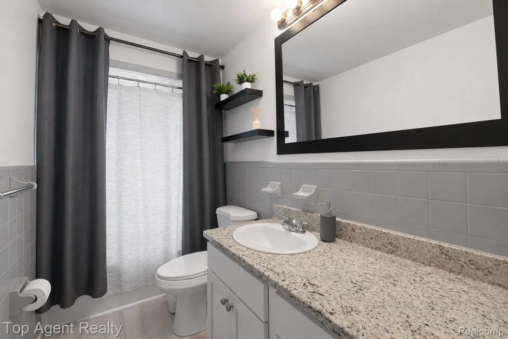 24610 Adlai Avenue Eastpointe City, MI 48021