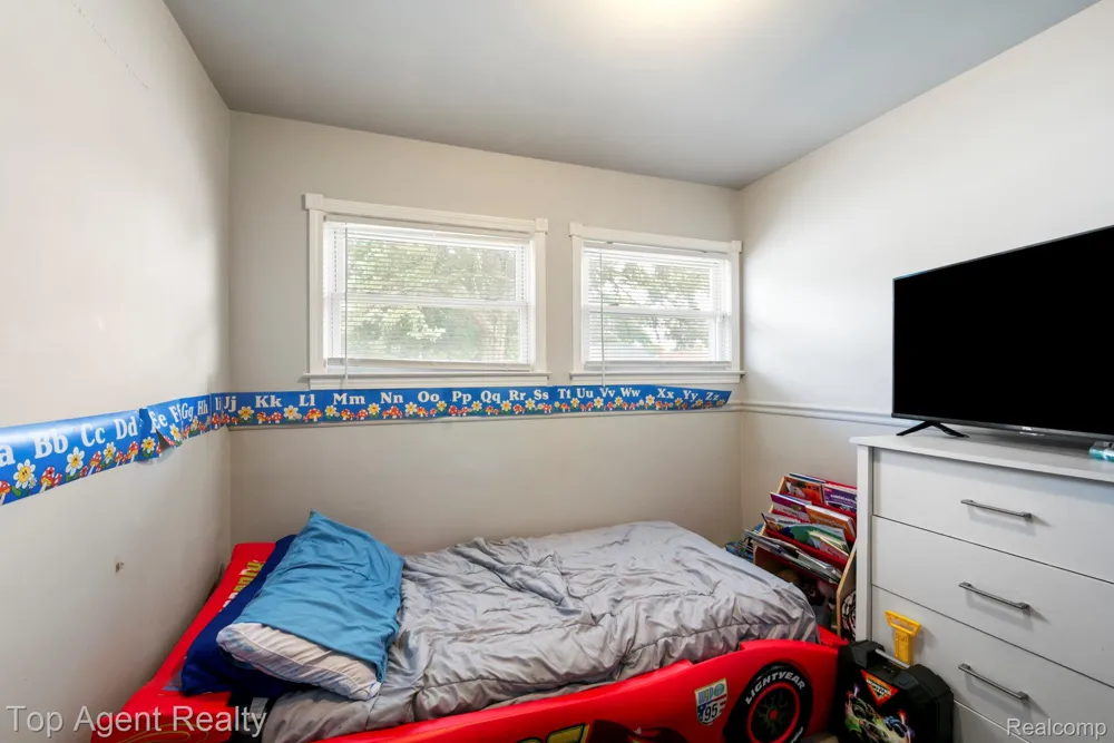 24610 Adlai Avenue Eastpointe City, MI 48021