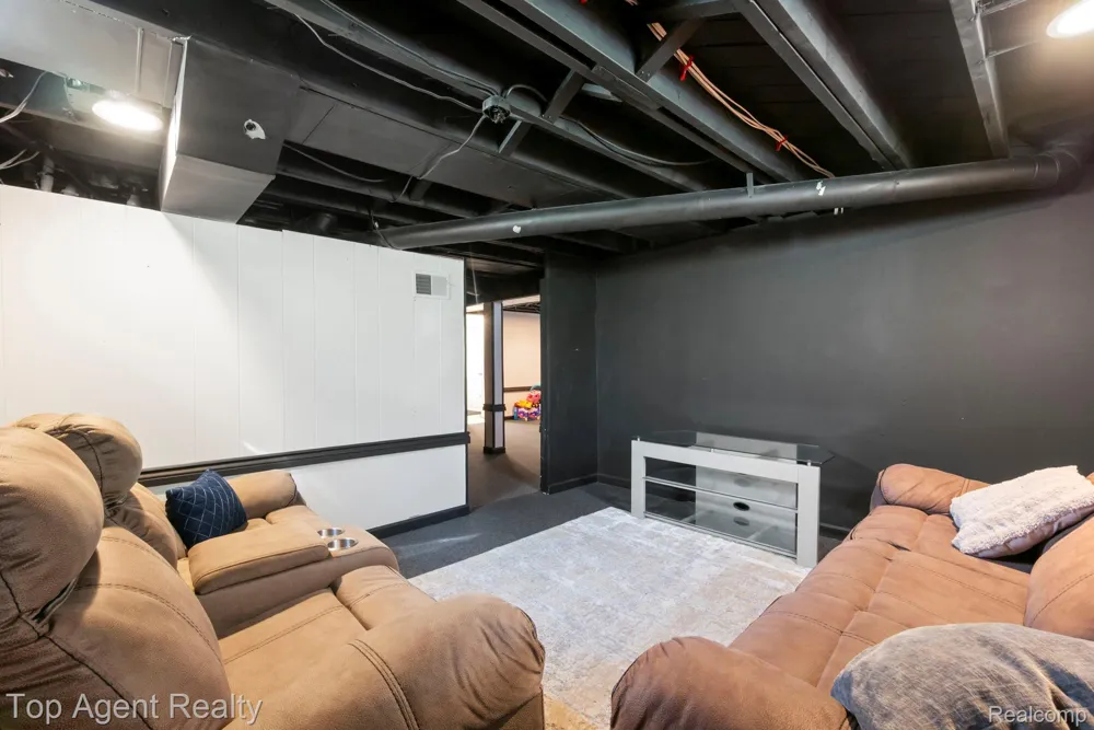 24610 Adlai Avenue Eastpointe City, MI 48021