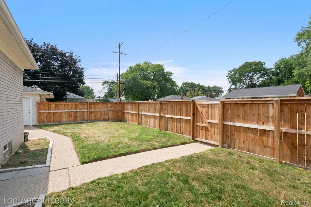 24610 Adlai Avenue Eastpointe City, MI 48021