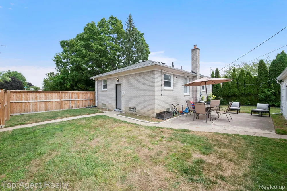 24610 Adlai Avenue Eastpointe City, MI 48021