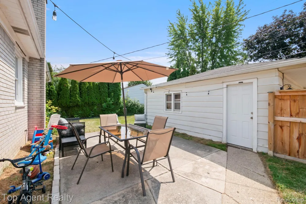24610 Adlai Avenue Eastpointe City, MI 48021