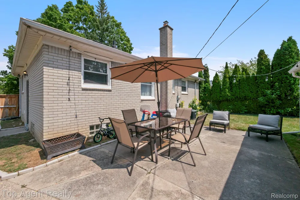 24610 Adlai Avenue Eastpointe City, MI 48021