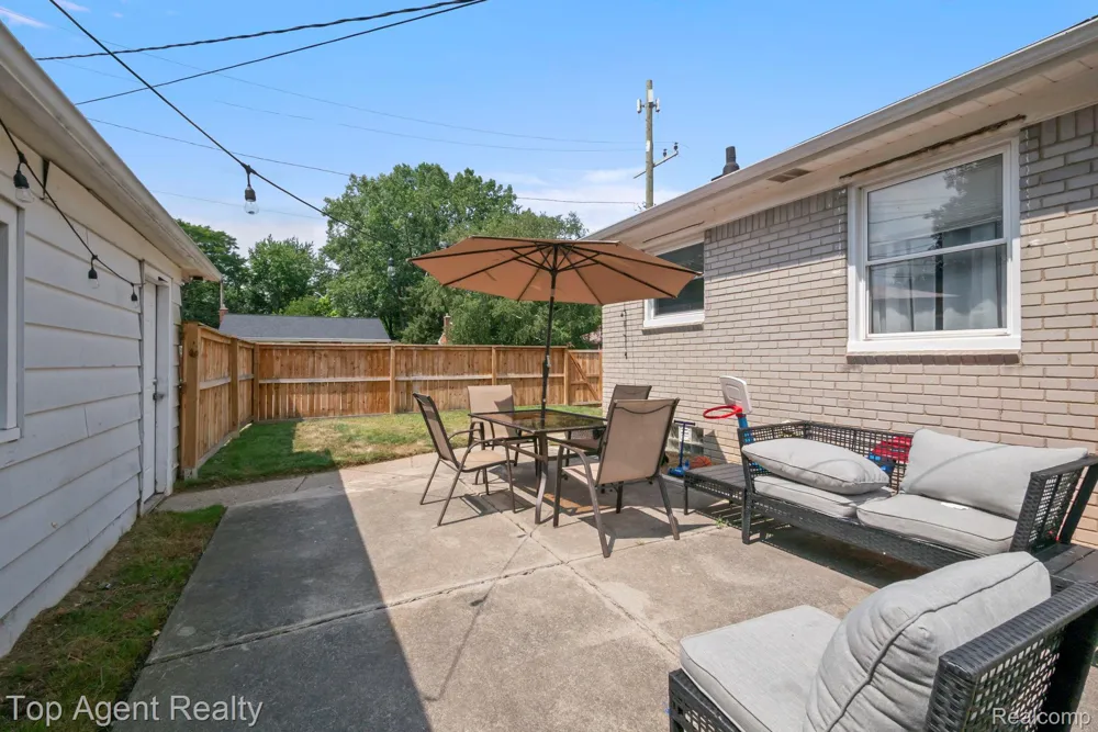 24610 Adlai Avenue Eastpointe City, MI 48021