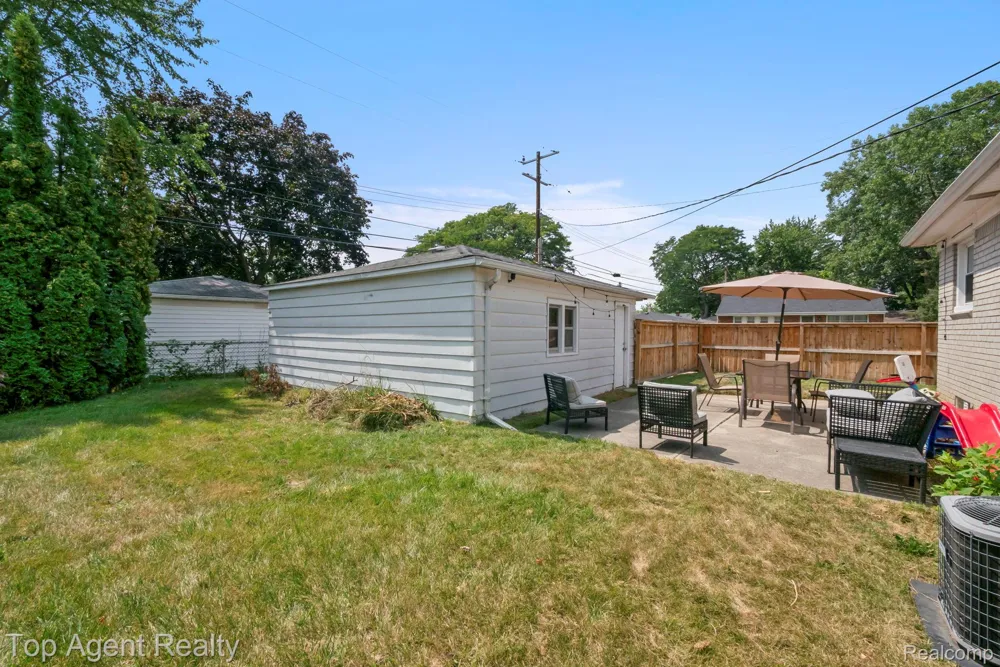 24610 Adlai Avenue Eastpointe City, MI 48021
