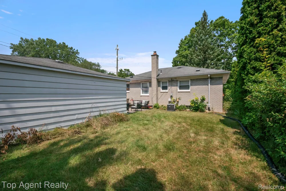 24610 Adlai Avenue Eastpointe City, MI 48021