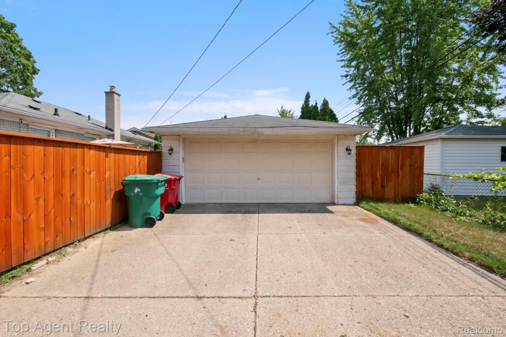 24610 Adlai Avenue Eastpointe City, MI 48021