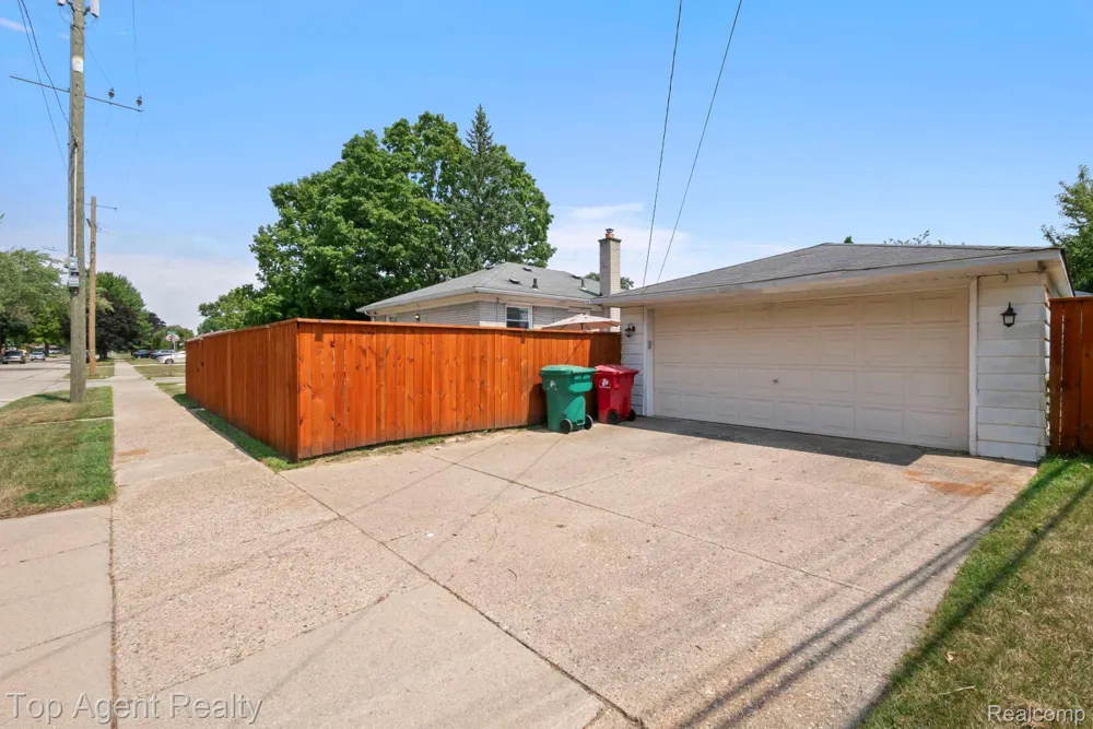 24610 Adlai Avenue Eastpointe City, MI 48021