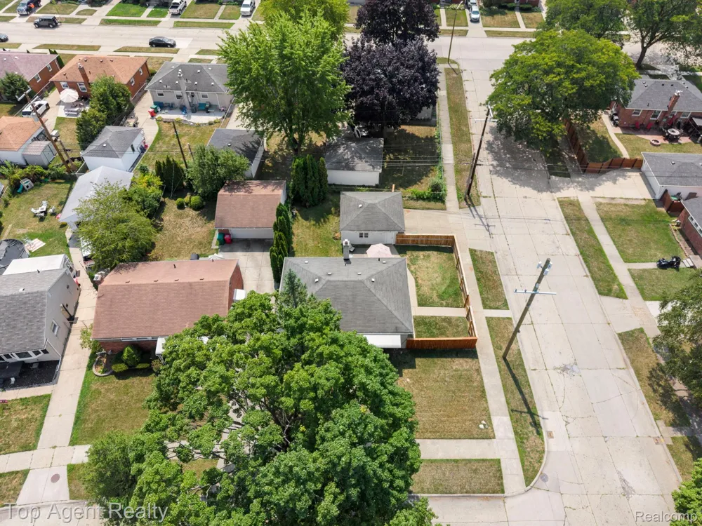 24610 Adlai Avenue Eastpointe City, MI 48021