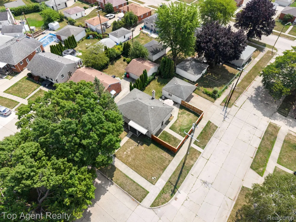 24610 Adlai Avenue Eastpointe City, MI 48021