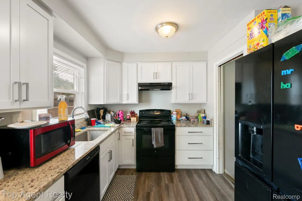 24610 Adlai Avenue Eastpointe City, MI 48021