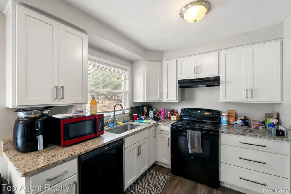 24610 Adlai Avenue Eastpointe City, MI 48021