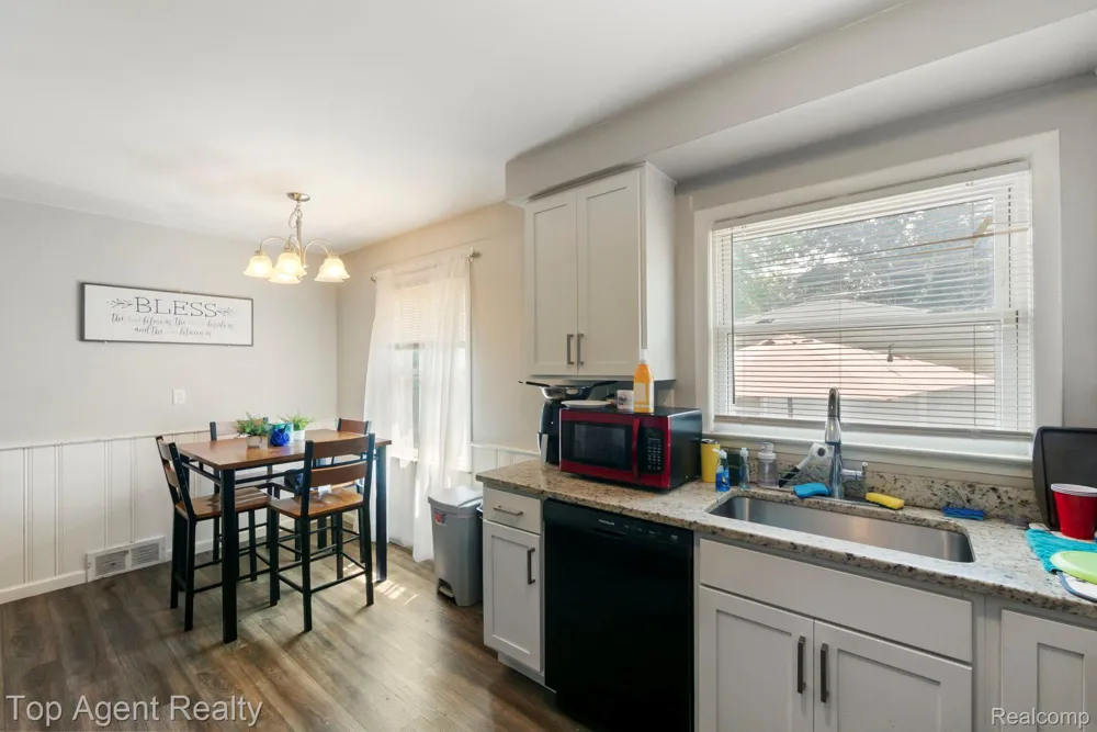 24610 Adlai Avenue Eastpointe City, MI 48021
