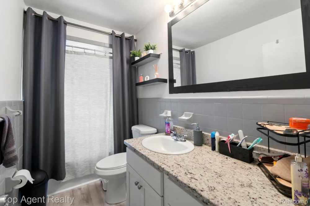 24610 Adlai Avenue Eastpointe City, MI 48021