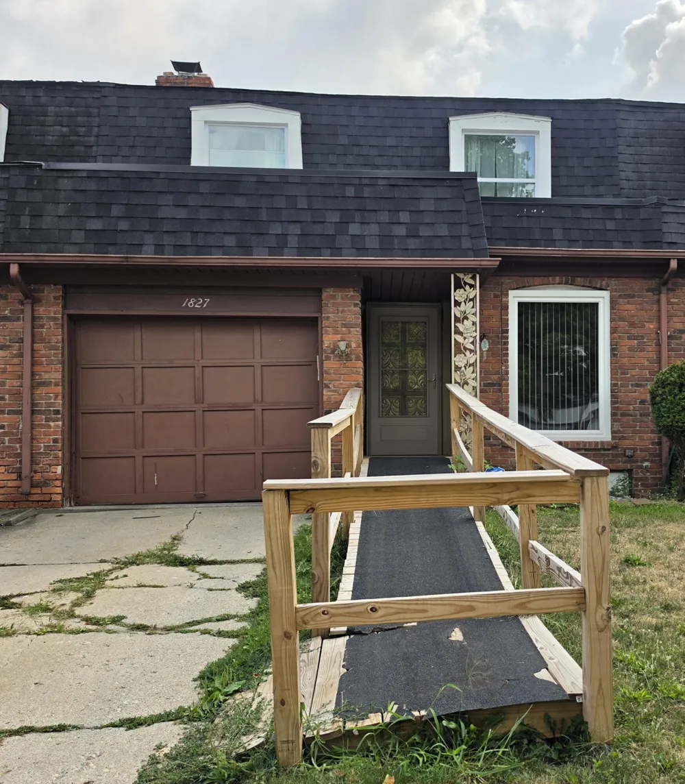 1827 Willowbrook Circle Flint, MI 48507