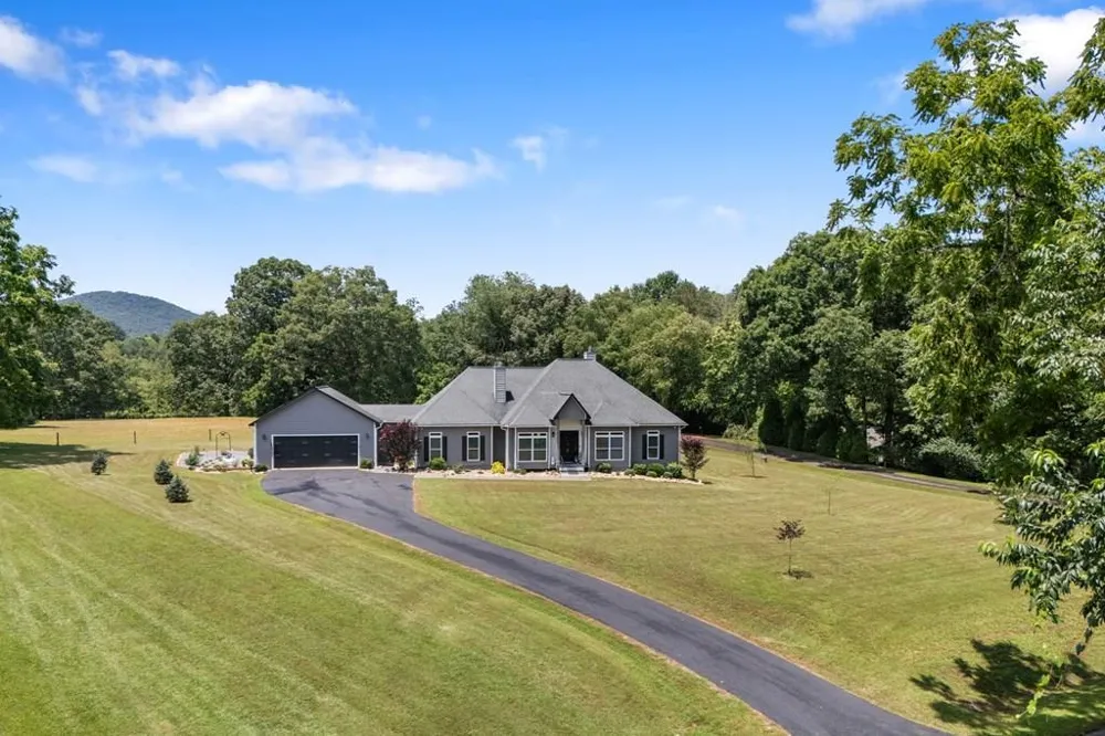 1502 Smithfield Lane Young Harris, GA 30582