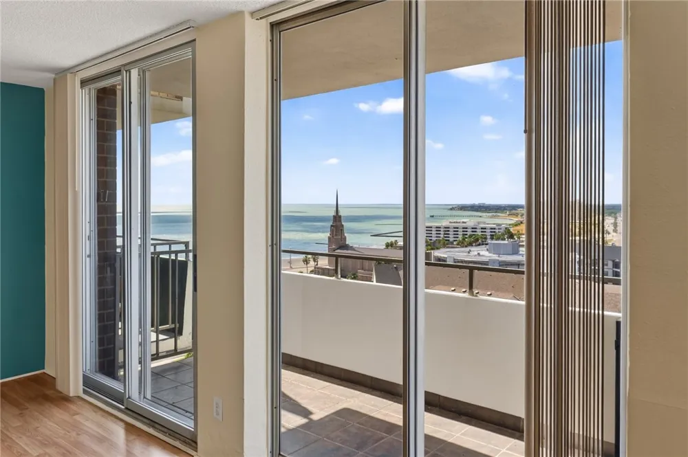 715 S Upper Broadway Street #1203 Corpus Christi, TX 78401