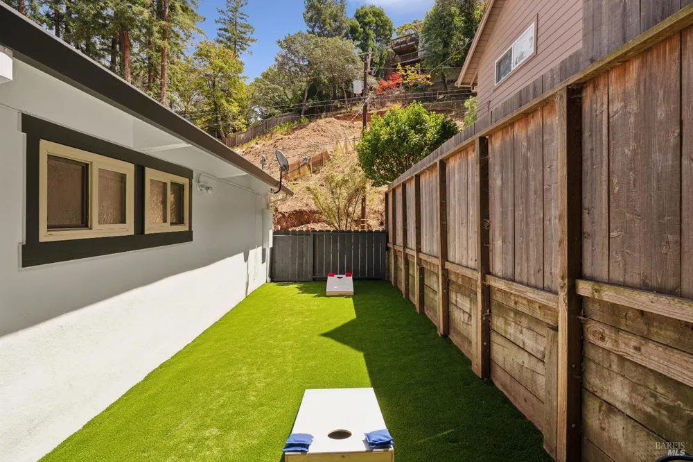 22 Chevy Chase Court Larkspur, CA 94939