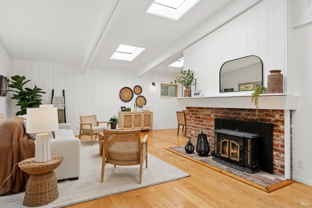22 Chevy Chase Court Larkspur, CA 94939