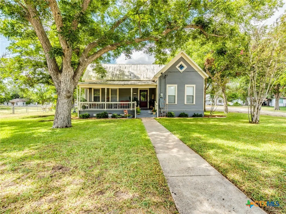 1122 Avenue H Shiner, TX 77984