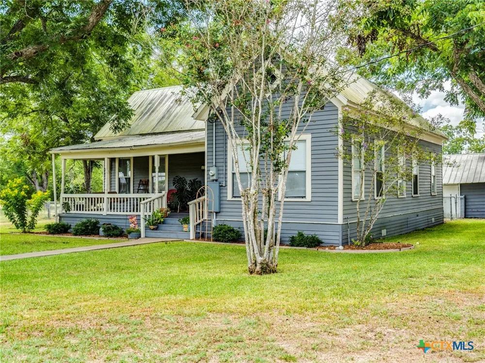 1122 Avenue H Shiner, TX 77984