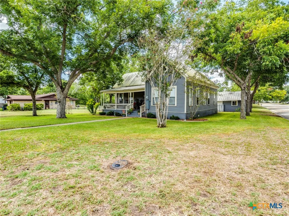 1122 Avenue H Shiner, TX 77984