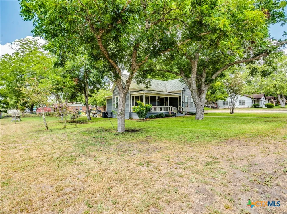 1122 Avenue H Shiner, TX 77984