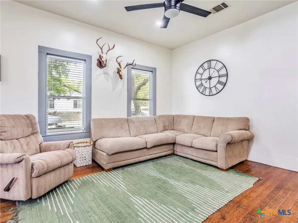 1122 Avenue H Shiner, TX 77984