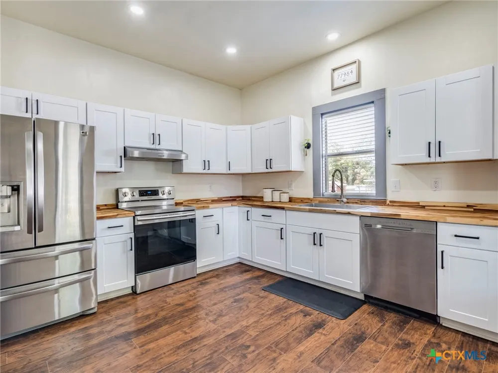 1122 Avenue H Shiner, TX 77984