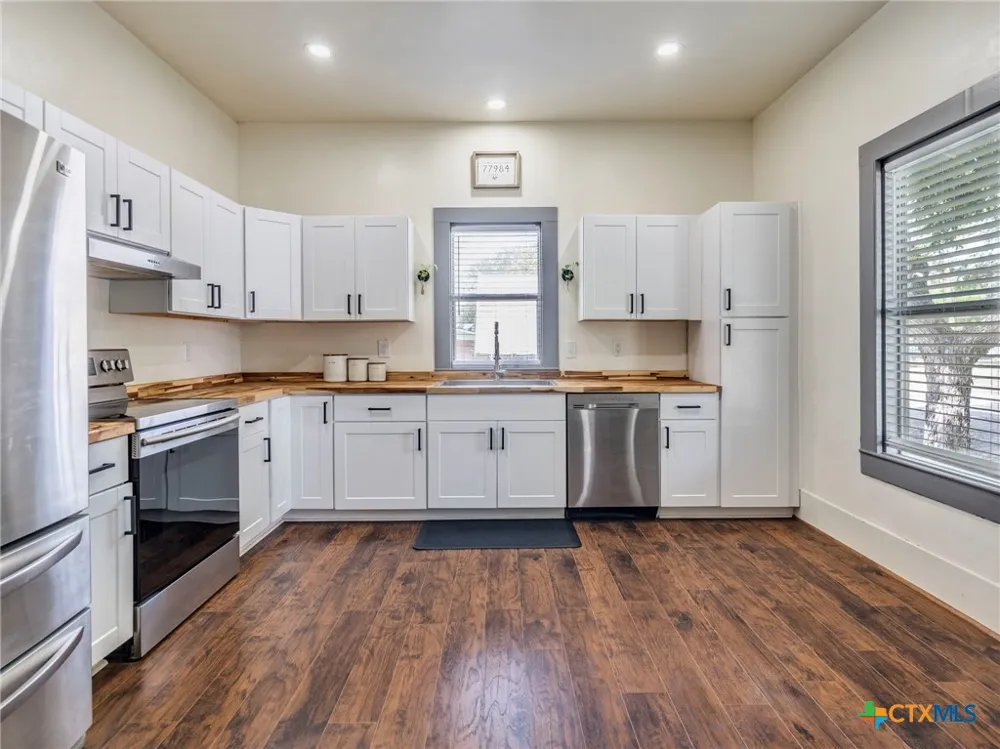 1122 Avenue H Shiner, TX 77984