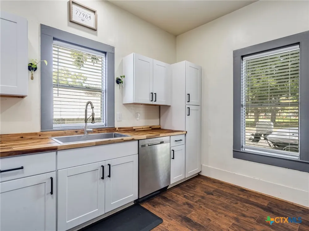 1122 Avenue H Shiner, TX 77984