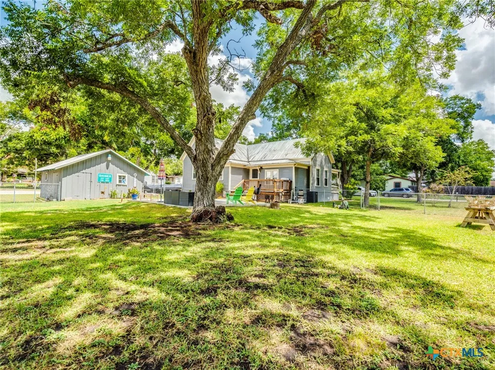 1122 Avenue H Shiner, TX 77984