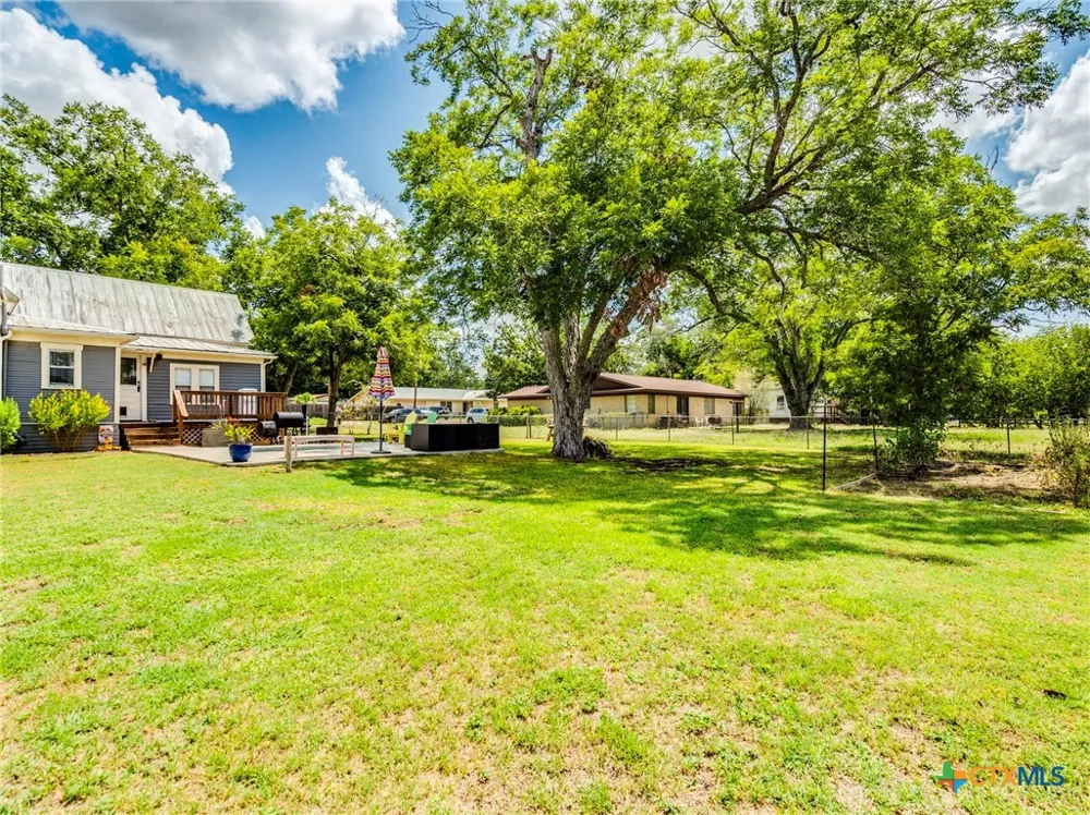 1122 Avenue H Shiner, TX 77984