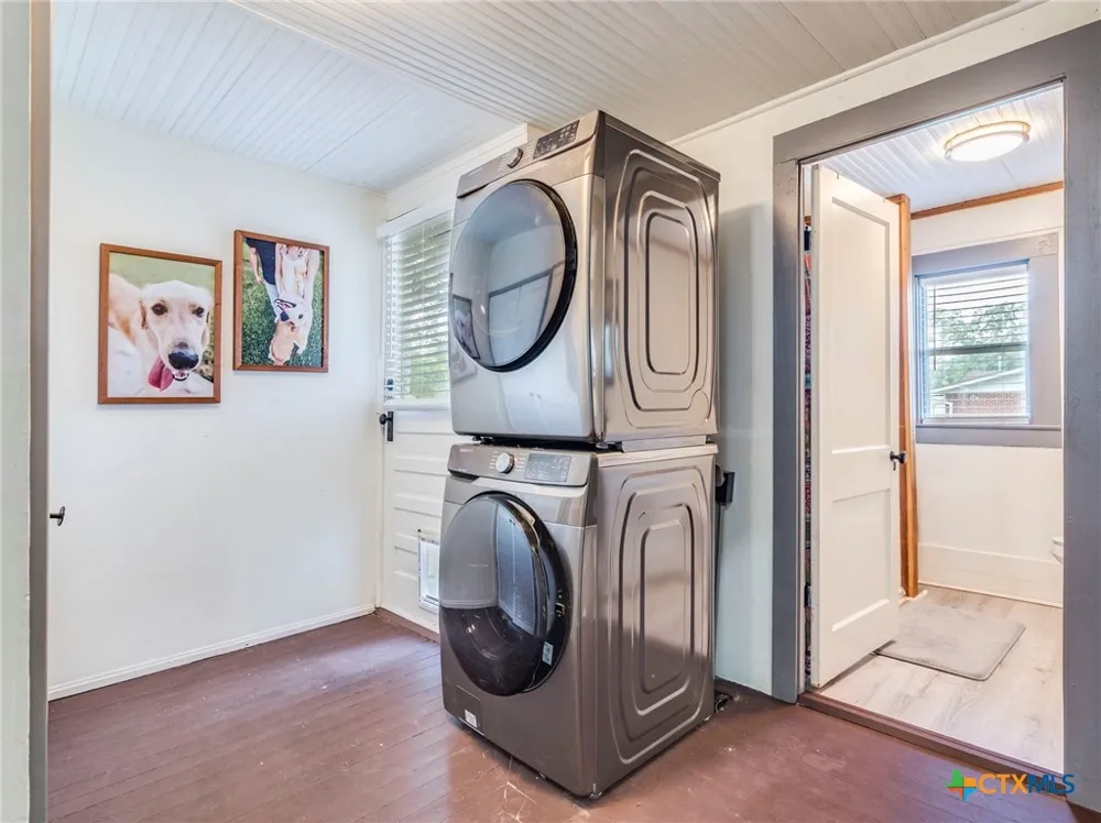 1122 Avenue H Shiner, TX 77984