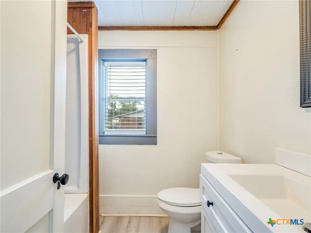 1122 Avenue H Shiner, TX 77984