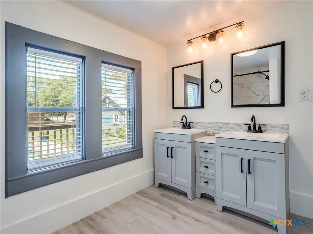 1122 Avenue H Shiner, TX 77984