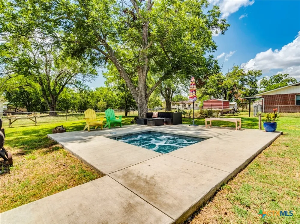 1122 Avenue H Shiner, TX 77984