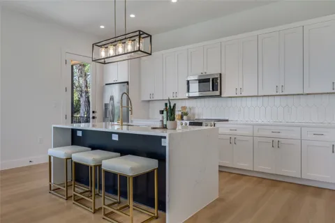 20202 Lincoln Cove