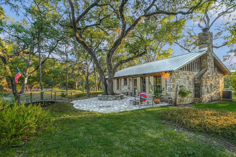 300 DEER LAKE ESTATES Wimberley, TX 78676