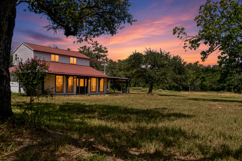 1097 White Loop Road Columbus, TX 78934