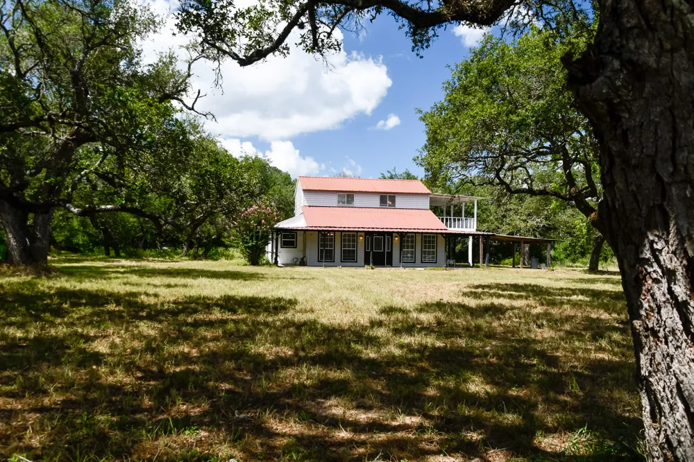 1097 White Loop Road Columbus, TX 78934