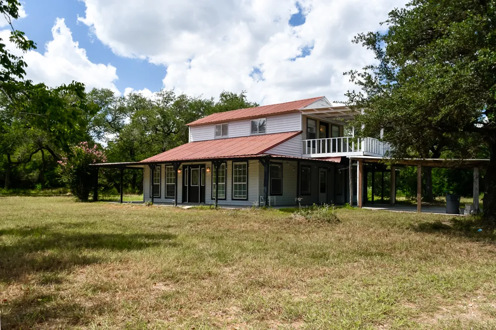 1097 White Loop Road Columbus, TX 78934