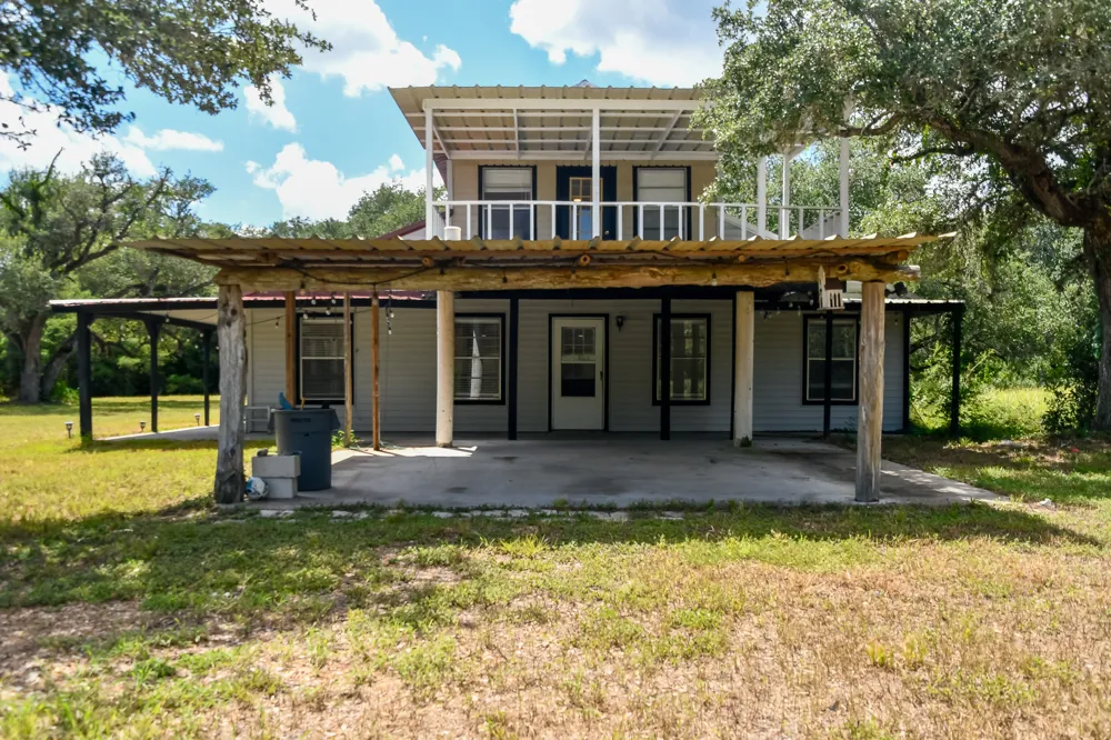1097 White Loop Road Columbus, TX 78934