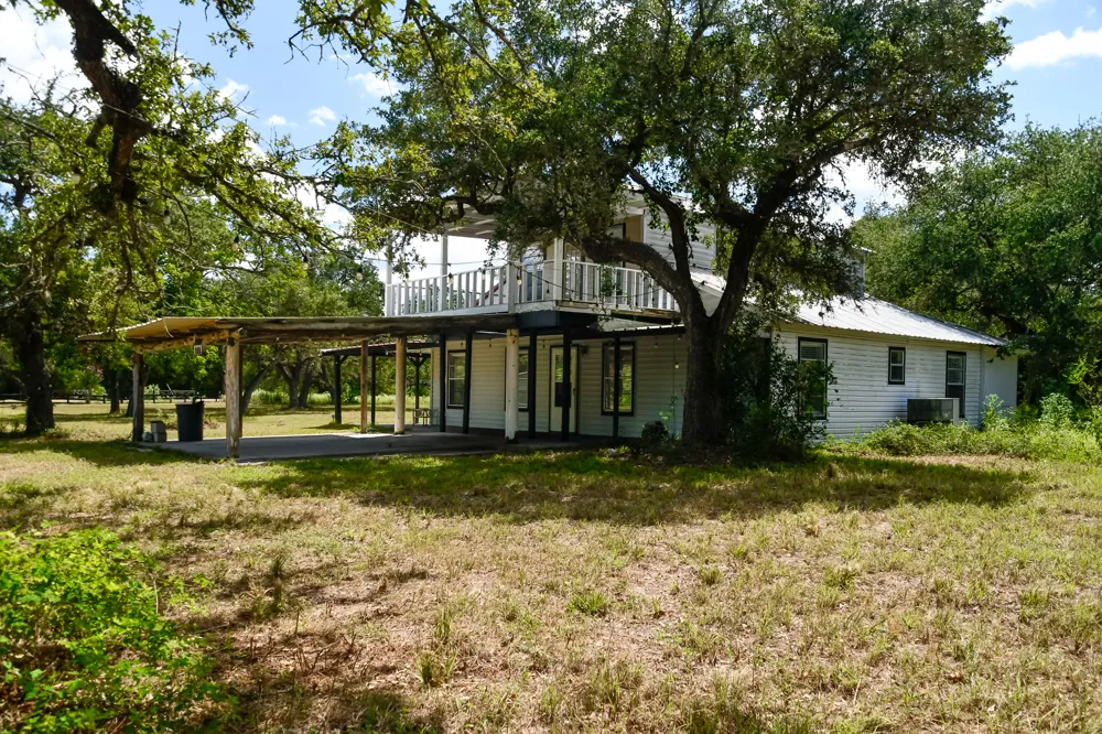 1097 White Loop Road Columbus, TX 78934