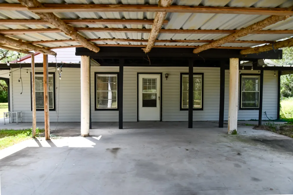 1097 White Loop Road Columbus, TX 78934