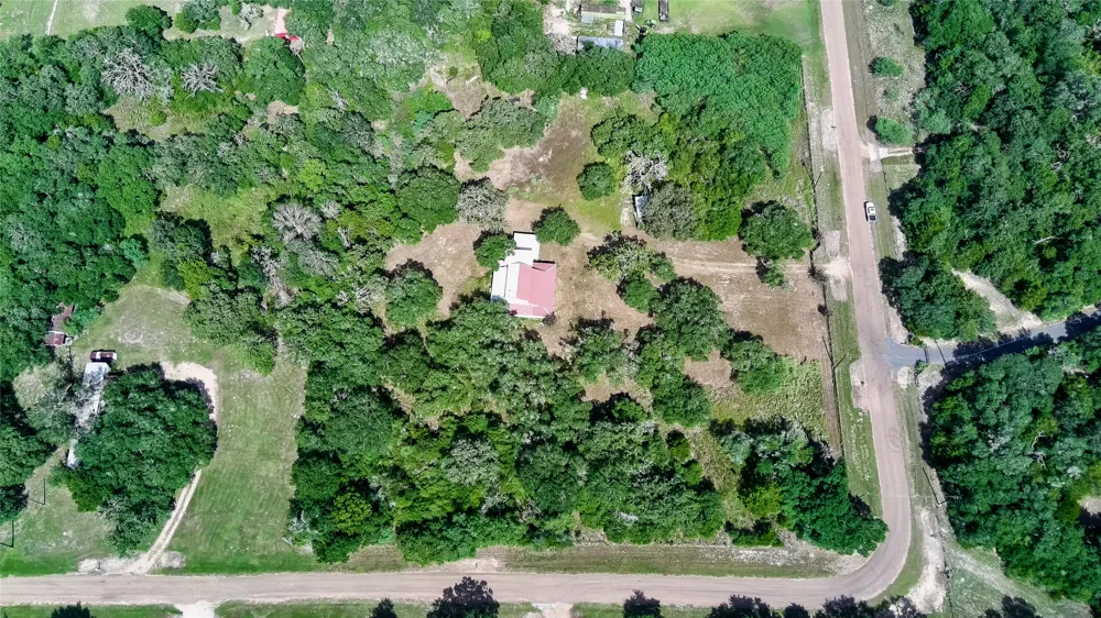 1097 White Loop Road Columbus, TX 78934