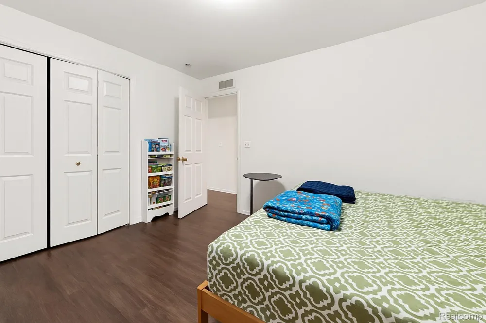 28553 Carlton Way Drive Novi City, MI 48377